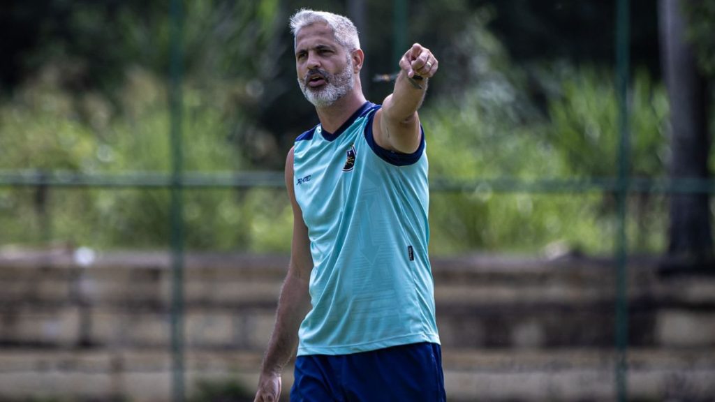 Técnico Rodrigo Santana em destaque como novo comandante da Ponte Preta após saída do Volta Redonda.