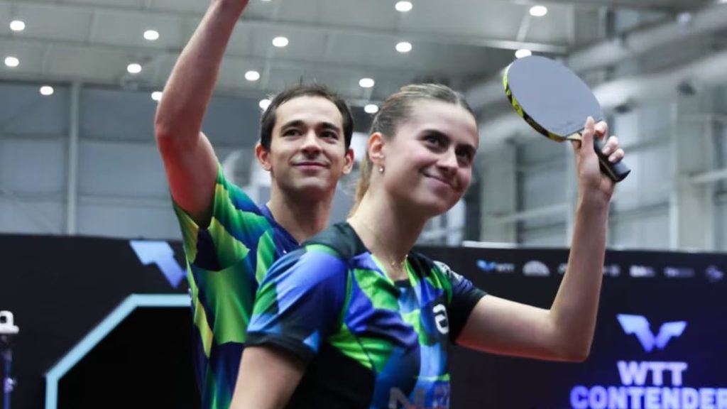 Hugo Calderano e Bruna Takahashi celebram título inédito de campeões do Grand Smash de Singapura de tênis de mesa.