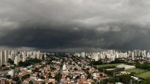 Temporal mantém litoral e interior de SP em alerta de risco devido às chuvas