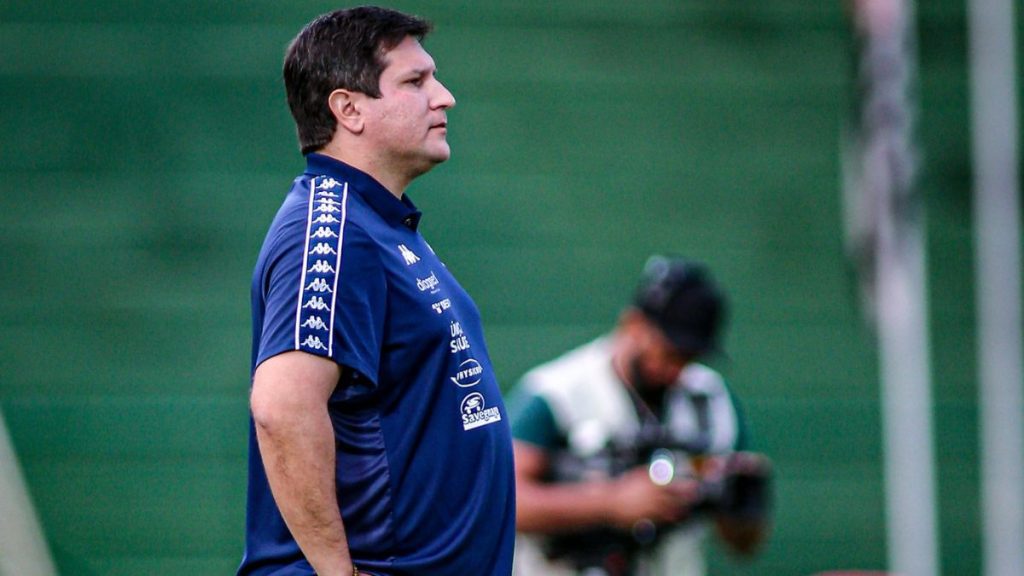 Matheus Costa, técnico do Guarani, orienta o time em busca da vaga nas quartas de final do Paulistão.