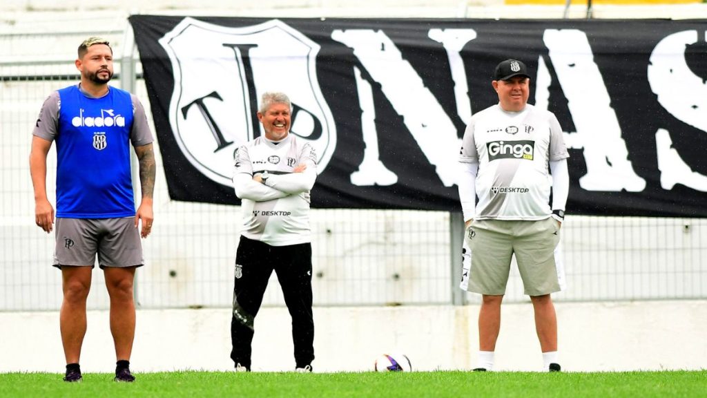 Marcelo Fernandes, técnico da Ponte Preta, comanda treinamento focado na disputa da Série B do Brasileirão.