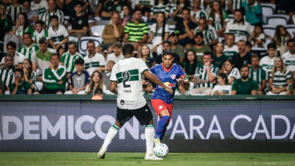 Jogadores do Red Bull Bragantino em campo no duelo contra Atlético Mineiro pelo Campeonato Brasileiro.