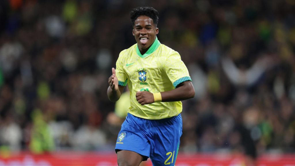 Endrick com uniforme da Seleção Brasileira em campo, representando o Brasil nos amistosos contra França e Croácia.