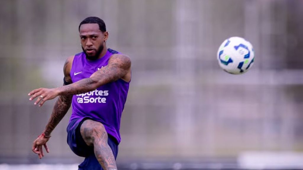 José Martínez, volante do Corinthians, em treino; jogador é alvo de interesse do Santos para reforço do elenco.