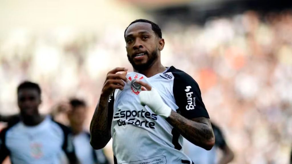 Volante José Martínez em ação pelo Corinthians; jogador enfrenta lesão no joelho e futuro indefinido no clube.