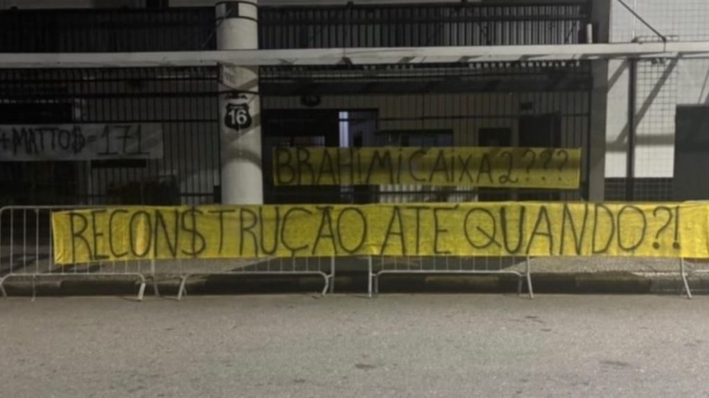Fachada do estádio Vila Belmiro com faixas de protesto da torcida do Santos contra a gestão do clube.