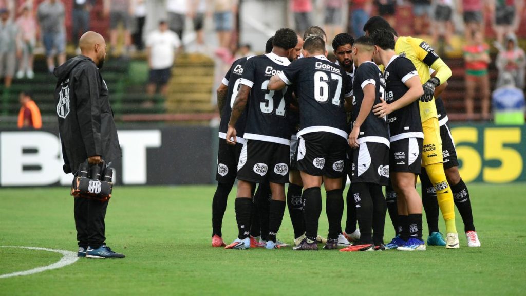 Jogadores da Ponte Preta em campo no Paulistão; clube avança na reorganização financeira e quita salários.