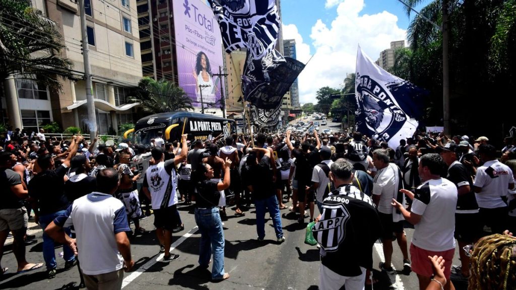 Torcida da Ponte Preta reunida em apoio ao elenco antes do dérbi contra o Guarani no estádio.
