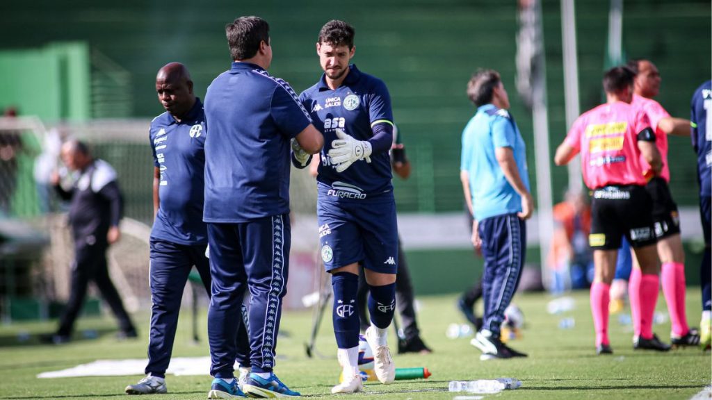 Goleiro Caíque França do Guarani durante atividade; atleta reforça a equipe para a partida contra o Palmeiras.