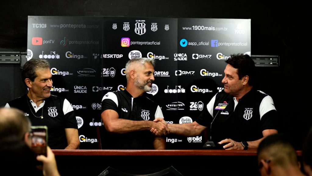 Rodrigo Santana, novo técnico da Ponte Preta, concede entrevista coletiva de apresentação oficial.