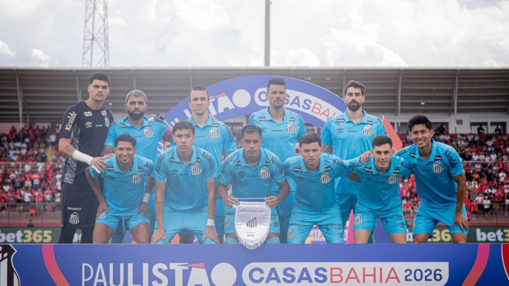 Jogadores do Santos FC em ação no Campeonato Paulista buscando vaga decisiva para o mata-mata da competição.