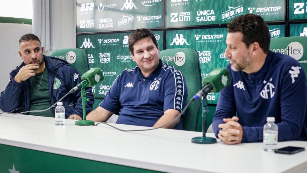 Matheus Costa, Elano e Farnei Coelho em treinamento no gramado do Guarani FC durante atividade técnica.