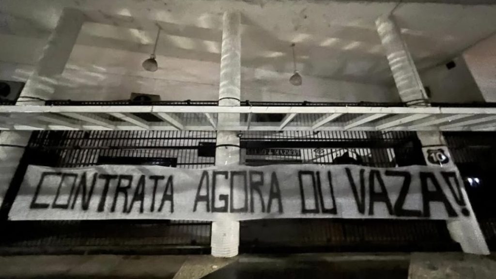 Faixa de protesto da torcida do Santos na Vila Belmiro exigindo contratações imediatas no portão 10.