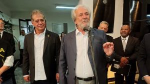 Escudo oficial da Ponte Preta em destaque para notícia sobre atrasos salariais e dívidas com jogadores.