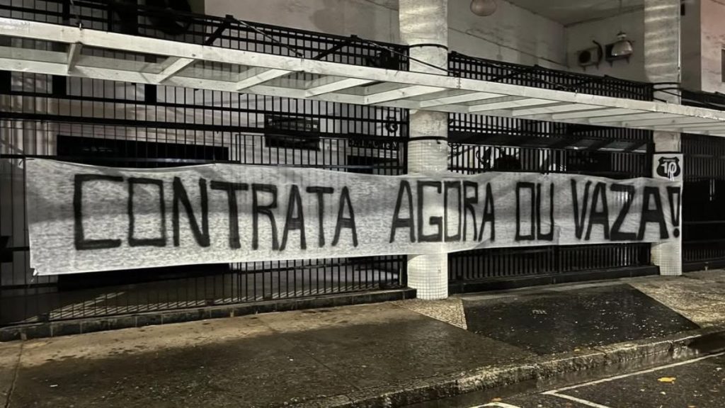 Faixa de protesto da torcida do Santos na Vila Belmiro exigindo contratações imediatas no portão 10.