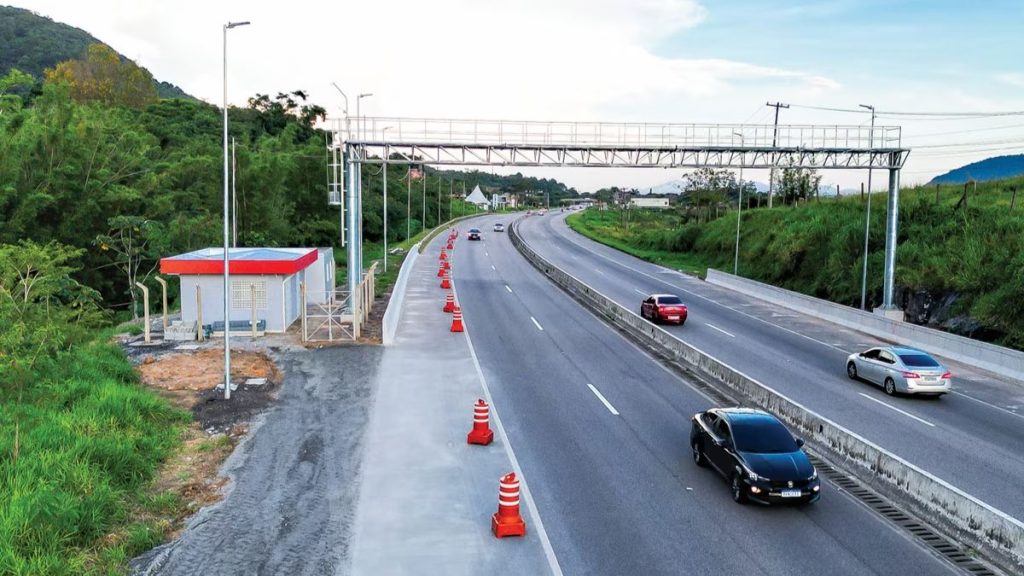 Pórtico do sistema free flow em rodovia da Ecovias para agilizar tráfego entre São Paulo e Baixada Santista.