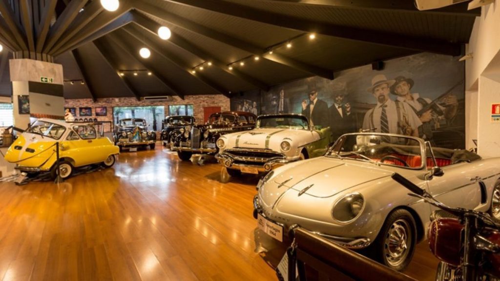 Carro antigo restaurado em Curitiba, evidenciando a preservação histórica e a paixão por carros clássicos no Brasil.