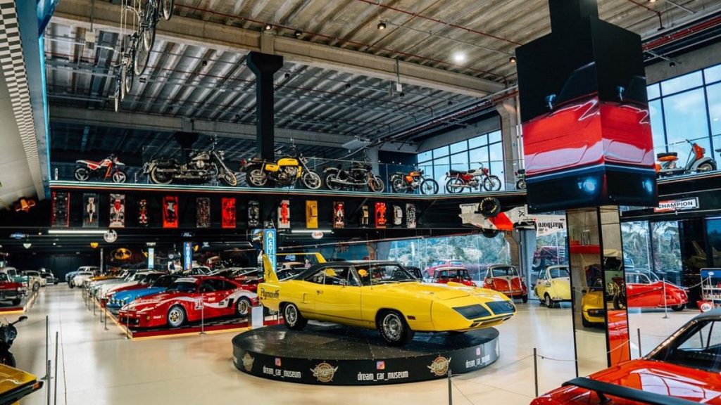 Superesportivo moderno representando o conceito de carro dos sonhos e a intensa paixão por carros de alta potência.