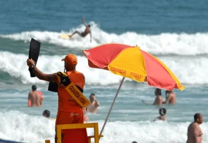 Baixada Santista registra uma morte e 190 resgates de afogamento no Carnaval