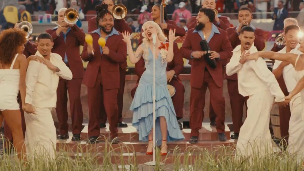 Bad Bunny canta reggaeton no palco do show do intervalo do Super Bowl LX em Santa Clara, Califórnia.