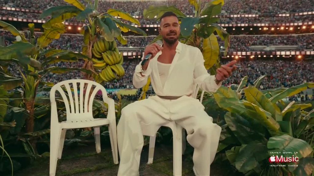 Bad Bunny performa com dançarinos celebrando a cultura latina no show do intervalo do Super Bowl LX.