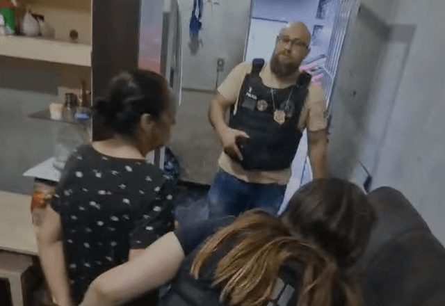 Avó detida pela Polícia Civil por exploração infantil ligada a piloto preso no Aeroporto de Congonhas.