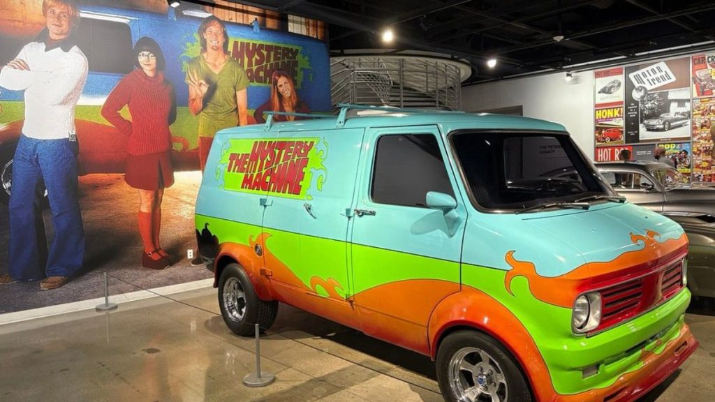Fachada futurista do Petersen Automotive Museum, centro da história e paixão por carros clássicos e modernos em Los Angeles.
