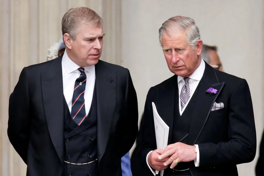 Rei Charles III e ex-príncipe Andrew em evento oficial antes da notícia sobre a prisão de Andrew no Reino Unido.