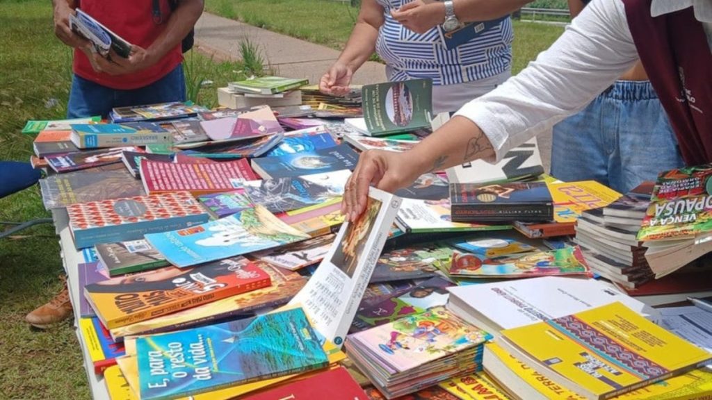 Estante do programa Pegue Leve e Leia em feira de doação de livros durante o período de Carnaval em São Paulo.