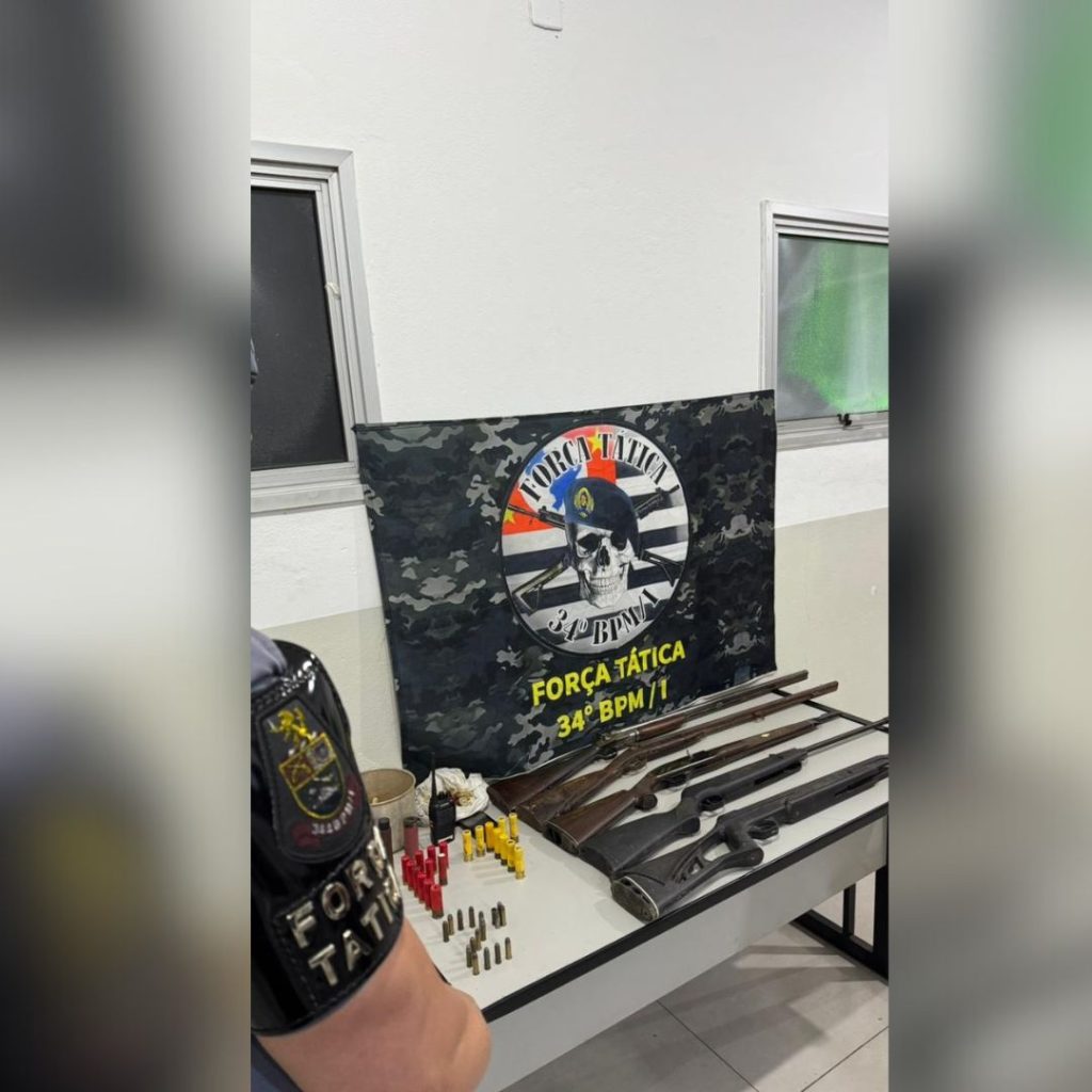 Espingardas e munições de calibres variados apreendidas pela Polícia Militar em operação contra porte ilegal de armas.