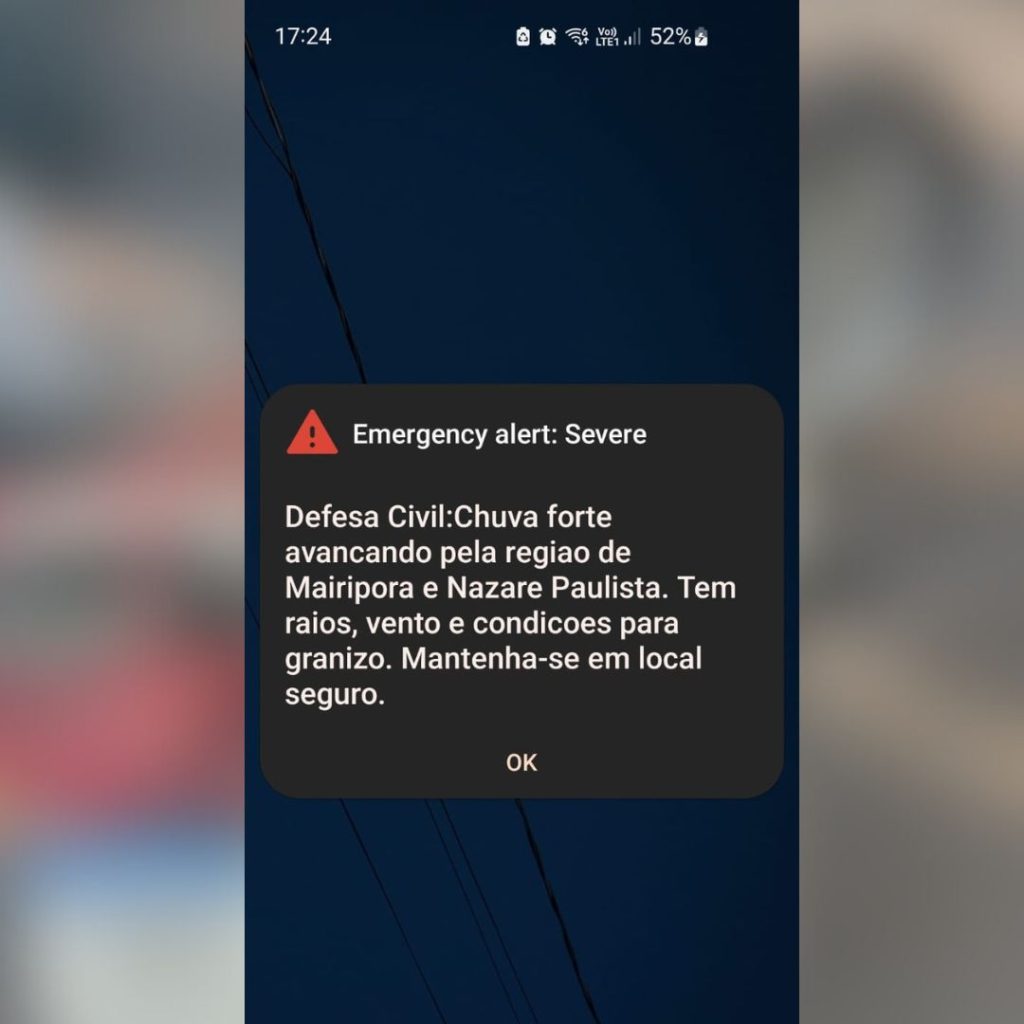 Alerta da Defesa Civil sobre chuva forte em São Paulo exibido em tela de smartphone.