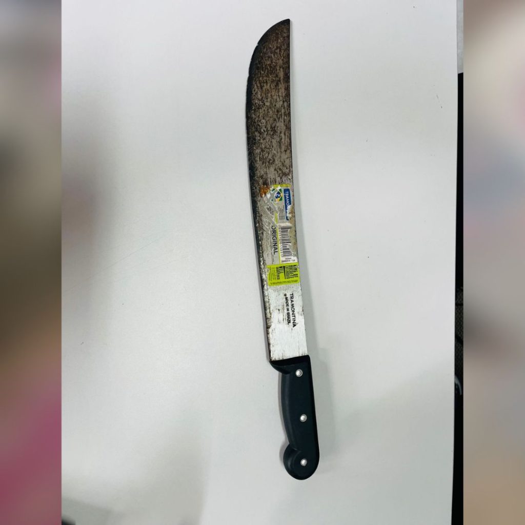 Viatura da Polícia Militar em Águas de Lindóia após prisão de suspeito por violência doméstica e ameaça.