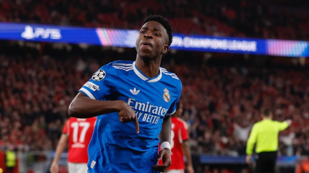 Vini Jr. denuncia racismo após golaço na Champions e árbitro paralisa jogo