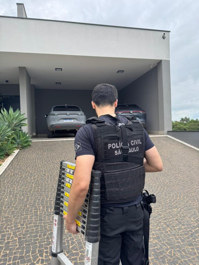 Agentes da Polícia Civil em ação durante a Operação Ágora contra o tráfico de drogas e o crime organizado.