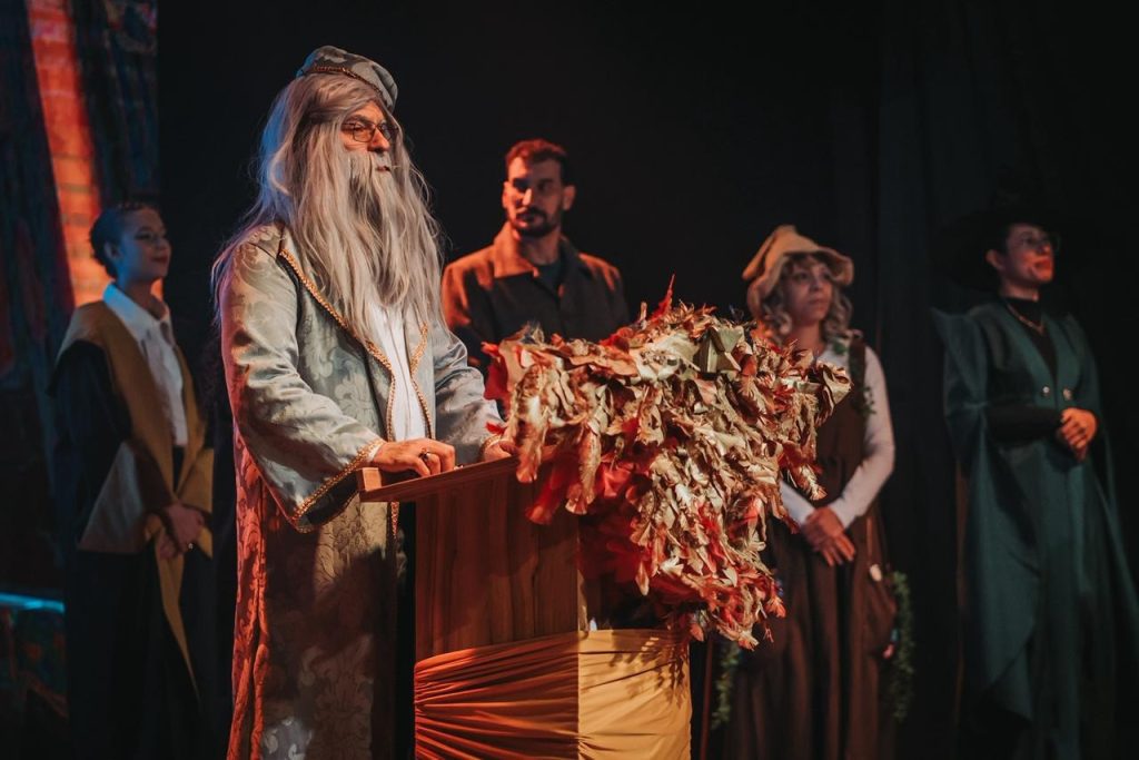 Atores da peça Os Marotos em cenário de Hogwarts para o espetáculo de Harry Potter em Campinas.