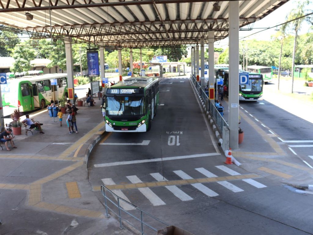 Ônibus da Emdec no Terminal Central de Campinas preparados para o reforço no transporte público durante o Carnaval.