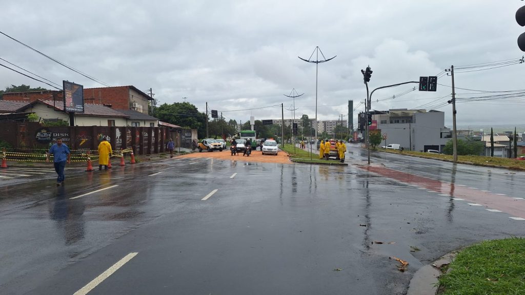 Tráfego liberado na Avenida Manoel Ruz Peres em Indaiatuba após acidente envolvendo retroescavadeira.