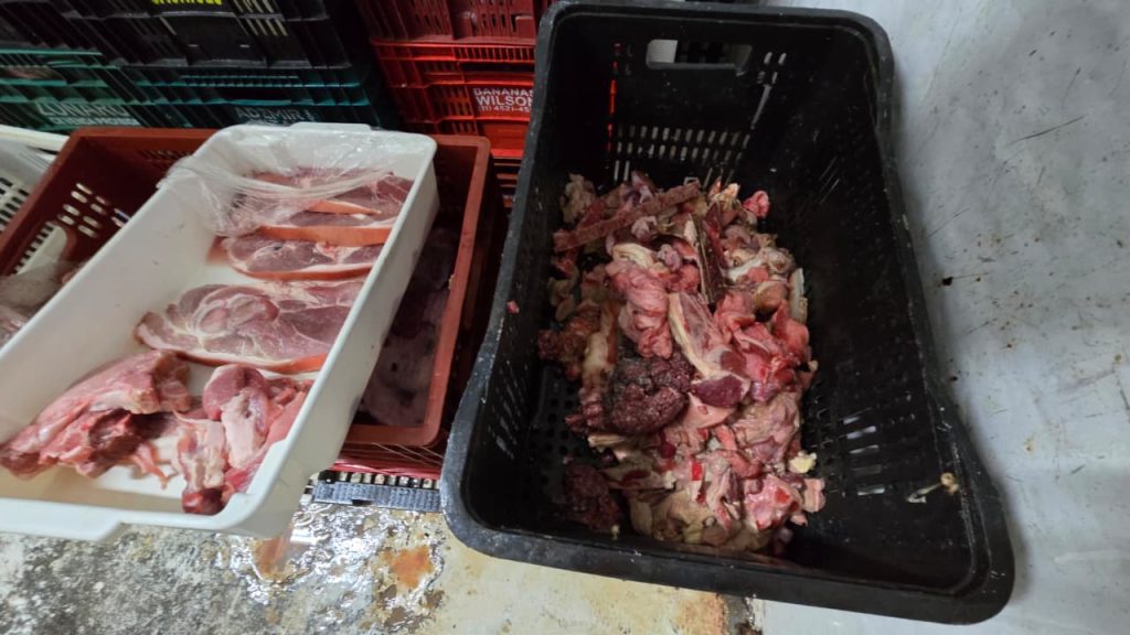 Apreensão de alimentos impróprios em supermercado de Americana pela Polícia Civil.