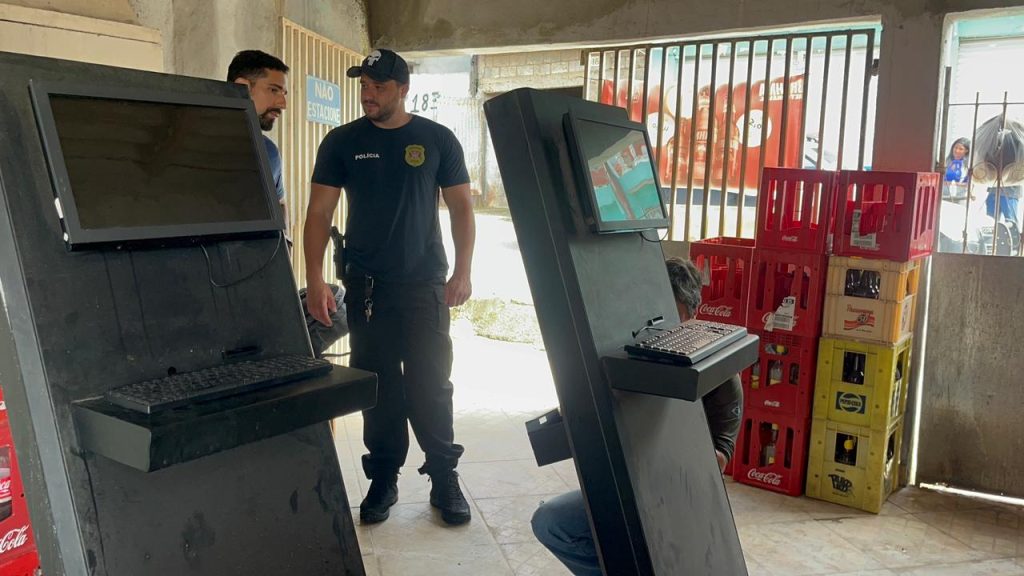 Suspeitos detidos pela Polícia Civil de Bragança Paulista sendo conduzidos para custódia na Cadeia de Piracaia.