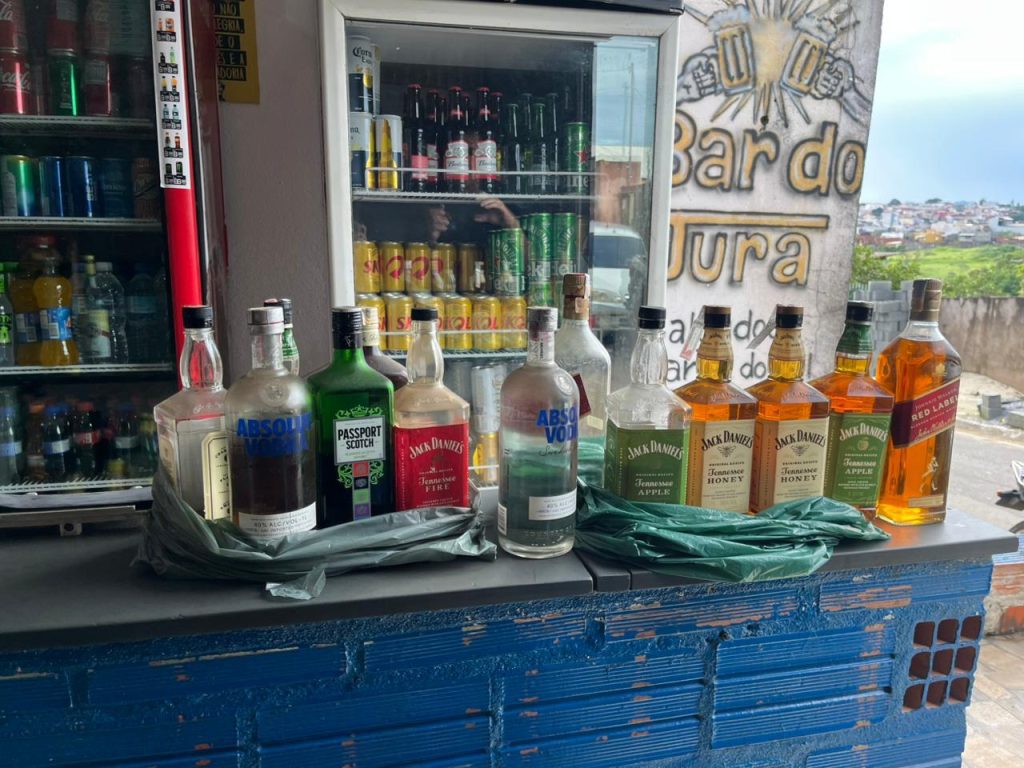 Bebidas falsificadas e máquinas caça-níquel apreendidas pela Polícia Civil de Bragança Paulista em operação.