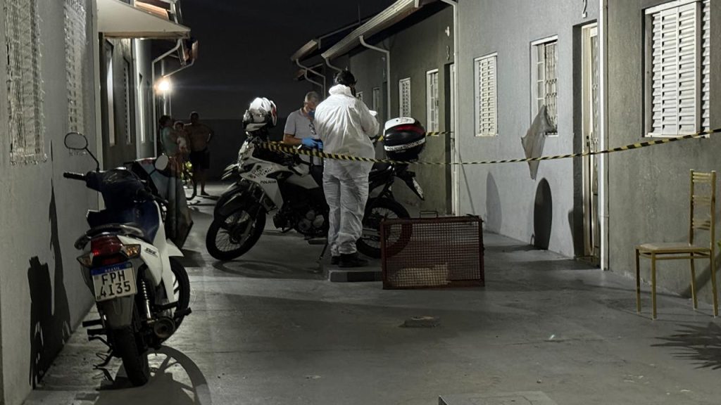 Equipe de perícia técnica em residência no Jardim Bela Vista, Indaiatuba, durante investigação de óbitos.