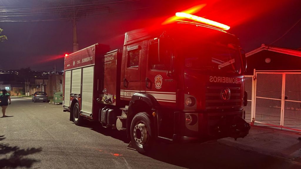 Viatura do Corpo de Bombeiros em operação no Jardim Bela Vista, Indaiatuba, após localização de vítimas.