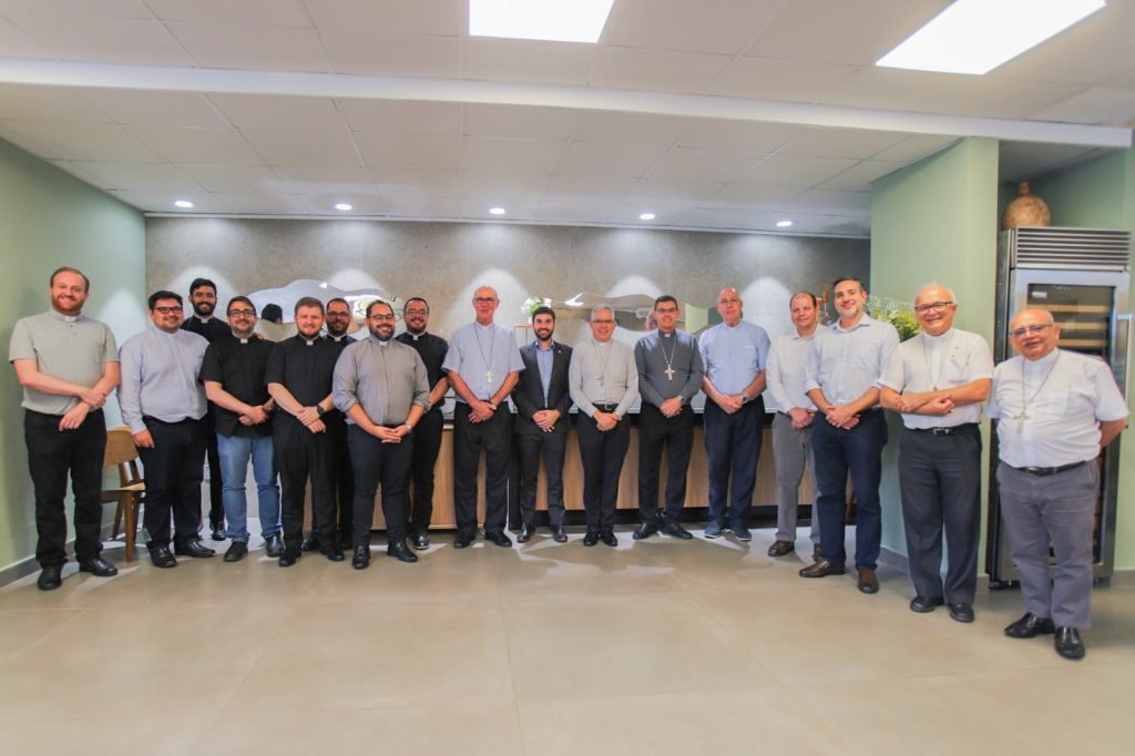 Fachada do Hospital PUC-Campinas, centro de referência com milhões de atendimentos anuais na região.