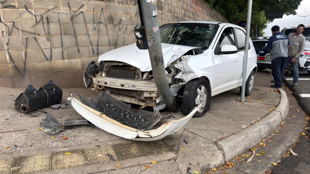 Acidente de trânsito na Avenida Engenheiro Fábio Roberto Barnabé em Indaiatuba com mãe e filha feridas.