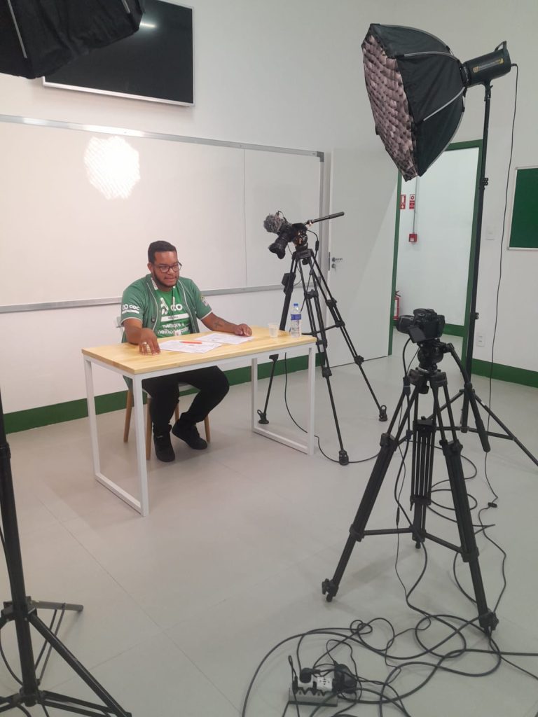 Alunos de Paulínia em ambiente de aprendizado, celebrando resultados educacionais nos 62 anos de história da cidade.