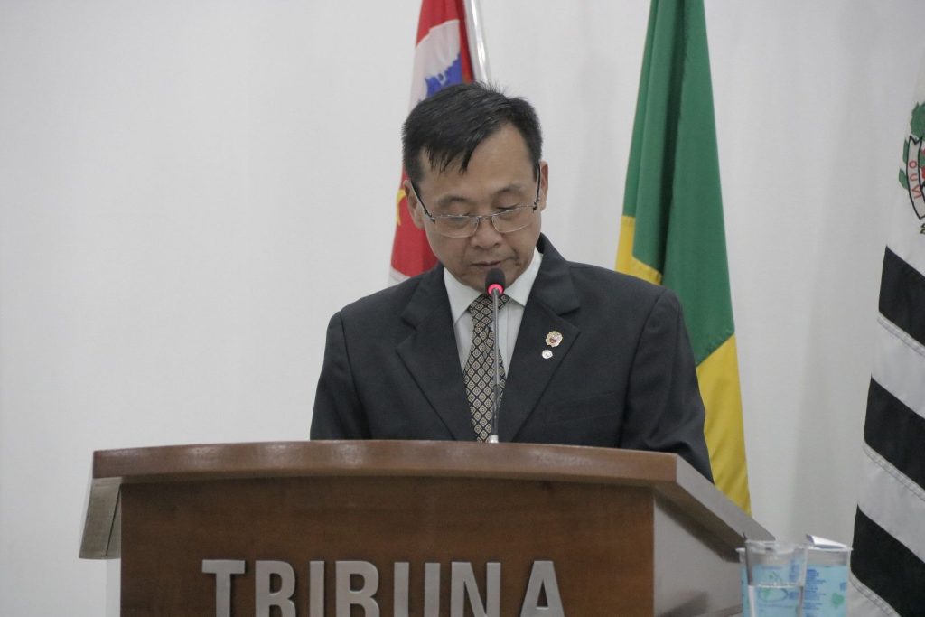 Vereador Coronel Ikeda na Câmara de Atibaia em sessão sobre penalidade para animais sozinhos em imóveis.