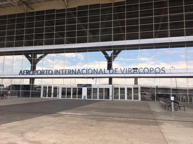 Fluxo de passageiros no Aeroporto de Viracopos em Campinas durante embarque antecipado para viagem de feriado.