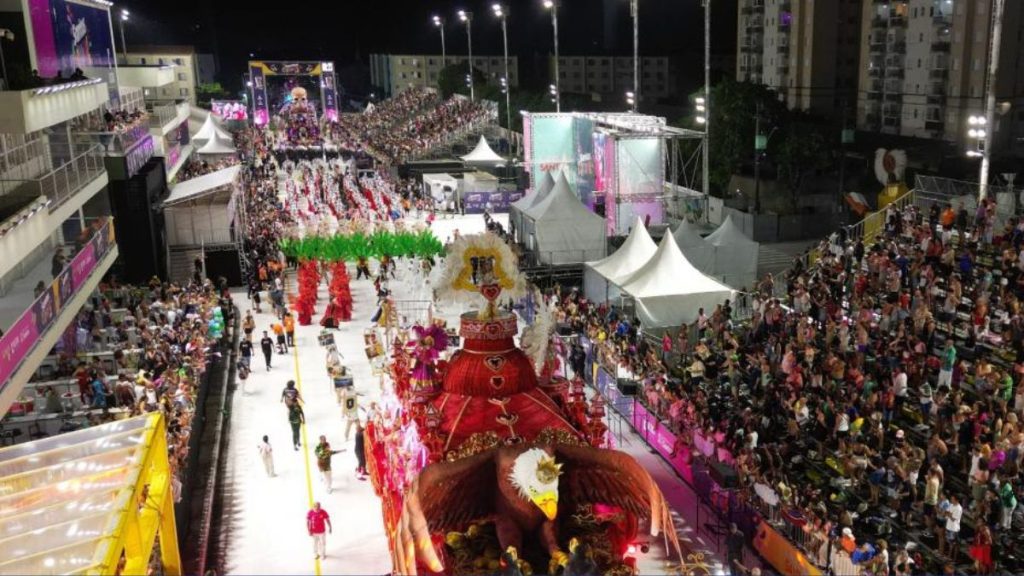 Desfile de Carnaval em Santos exemplificando o período de trabalho e direitos trabalhistas em dias de ponto facultativo.