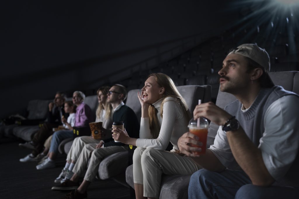 Sala de cinema VIP com poltronas confortáveis durante a Semana do Cinema com ingressos promocionais.