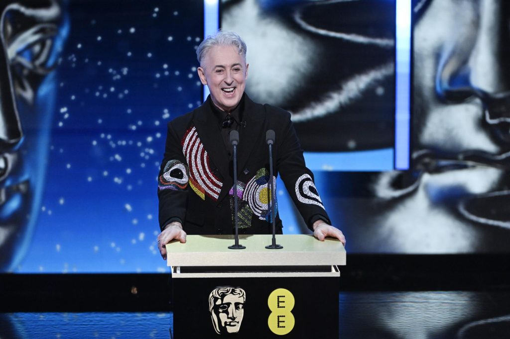 Alan Cumming em destaque no Bafta 2026, cerimônia que debateu inclusão e síndrome de Tourette após incidente.